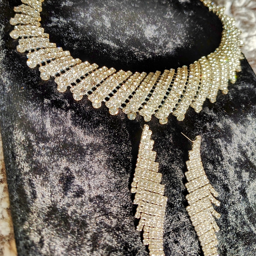 Elegant Gold Necklace and Earring Set